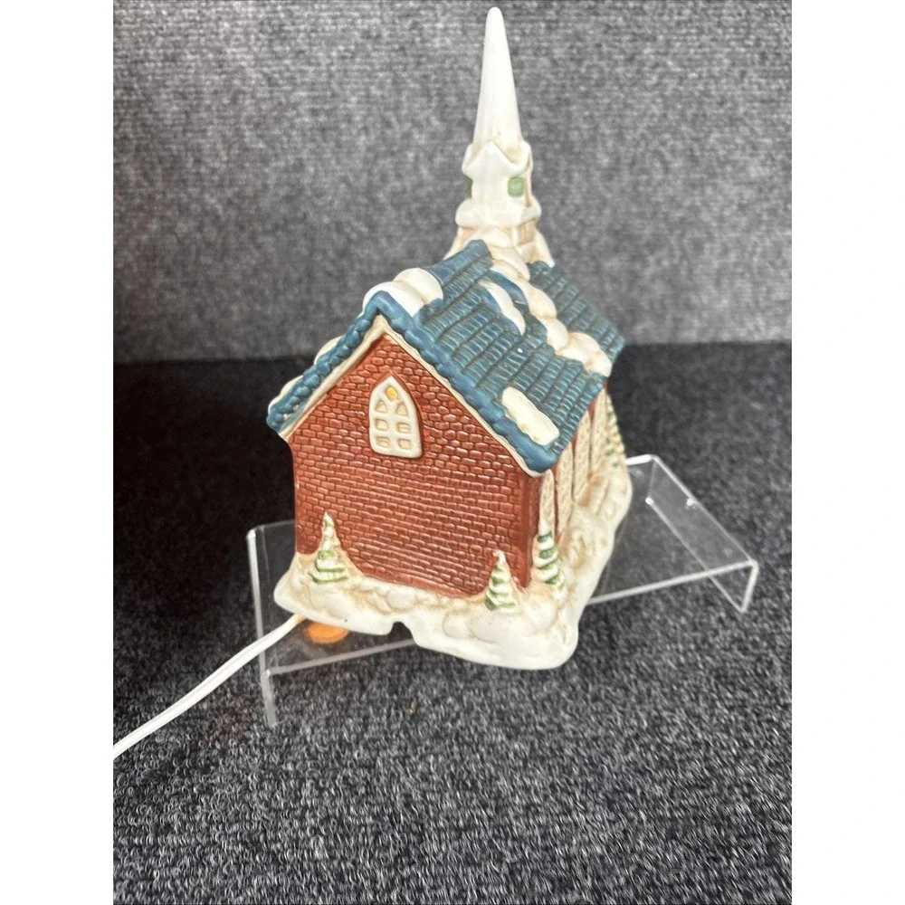 Vtg~Christmas Heirloom~Dicken's Village~Porcelain Lighted Church~IOB~1991
